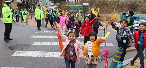 관악초등학교 교통캠페인 / 사진=동안경찰서