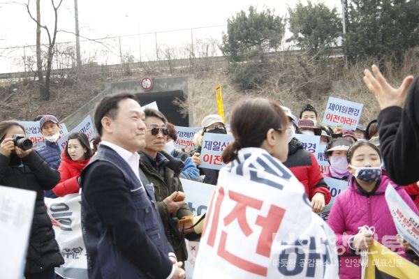 24일 오전 제일산업개발 회사 앞에서 “아스콘공장 가동 중단을 요구하며 집회하는 현장을 방문해 주민들의 의견을 듣고 있는 이필운 안양시장.