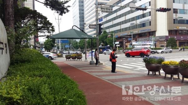 시민들이 착한그늘막 아래 서있다