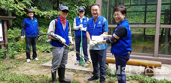 관양1동 바르게살기협의회 선사유적지 제초작업 ⓒ안양신문