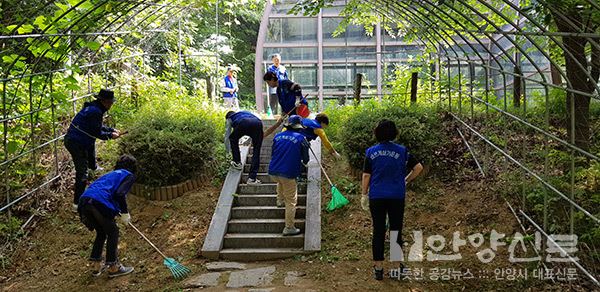 관양1동 바르게살기협의회 선사유적지 제초작업 ⓒ안양신문