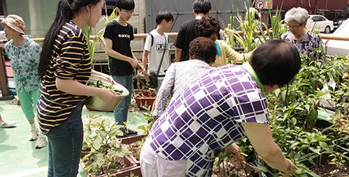 행복나눔센터 청소년들과 어르신이 함께 하는 “한 여름날의 행복” / 사진=복지관