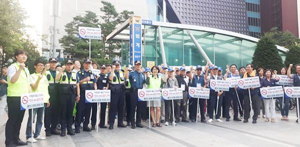 안양시 지하철출입구 10m이내 금연구역 홍보 / 사진=안양시