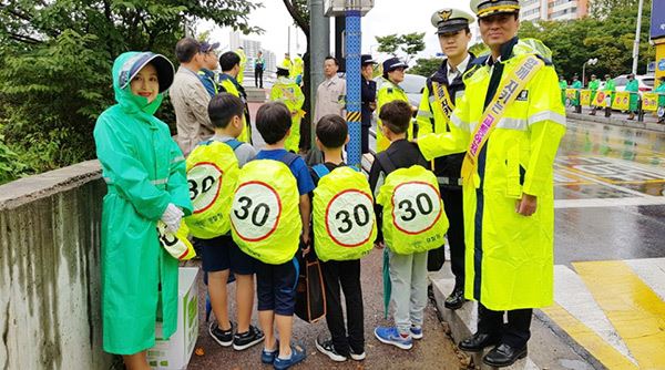 속도 30km미만 가방덮개를 한 아이들 / 사진=동안경찰서