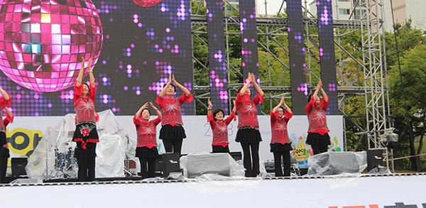 2018년 안양시민축제 라인댄스동아리 공연 / 사진=율목복지관