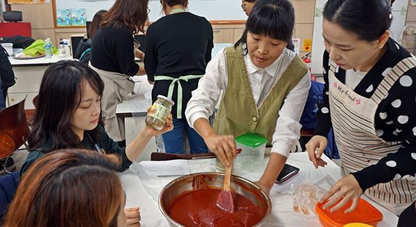 학부모 고추장 만들기 / 사진=호계초등학교