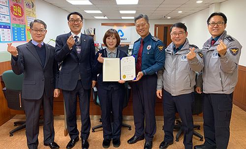 보이스피싱 예방 은행직원 감사장 전달 / 사진=동안경찰서