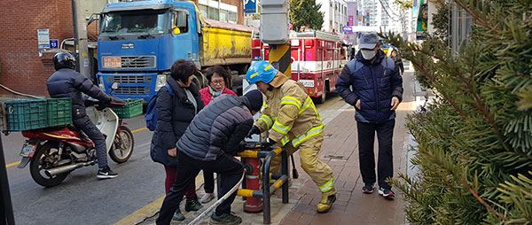 시민대상 비상소화장치 훈련으로 초기 골든타임 확보 / 사진=안양소방서