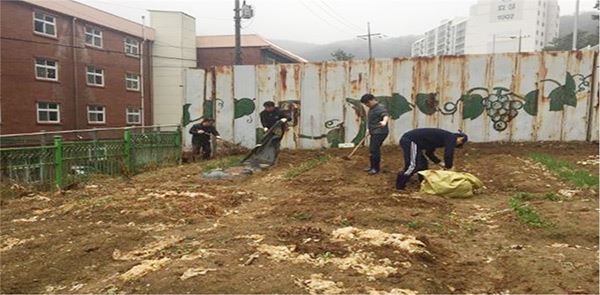 초등학교 텃밭 가꾸기 봉사활동 / 사진=안양준법지원센터