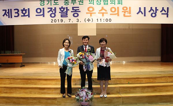 이은희·최병일·정완기 의원 제3회 의정활동 우수의원 수상 / 사진=안양시의회