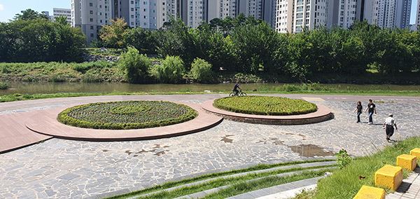 비산동 쌍개울 광장 가을향기가 물씬! / 사진=비산동