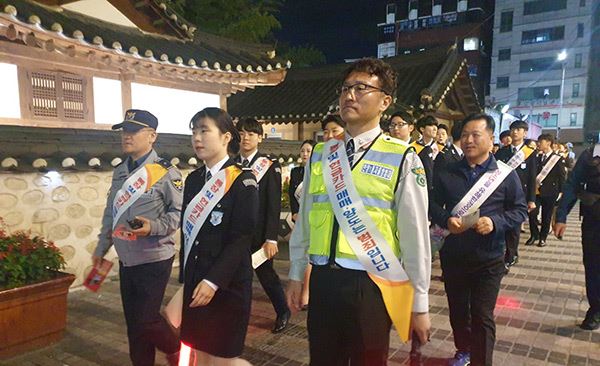 연성대학교 대학생 순찰대와 함께하는 합동순찰 / 사진=안양만안경찰서