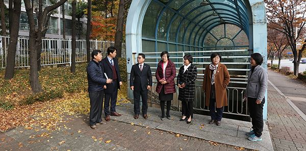 도시건설위원회, 농수산물도매시장 인근 지하보도 점검 / 사진=안양시의회