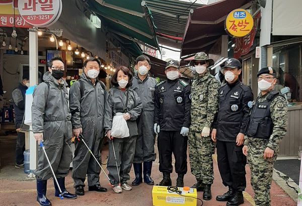 코로나19 확산 방지를 위한 전통시장인 ‘호계시장’ 방역소독