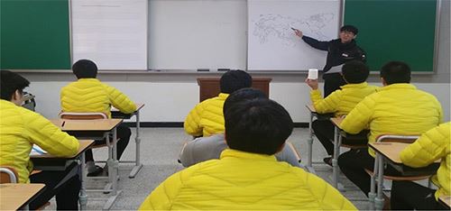 고봉중고등학교 학생들이 검정고시 수업을 받고 있는 장면