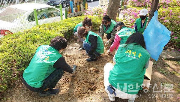 관양1동 새마을부녀회, 꽃도 심고, 어린이 안전도 지키고