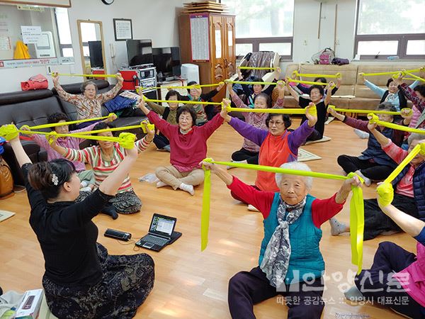 솟대를 깍는 문인화가 효천(曉天) 송상소(宋相笑) 작가