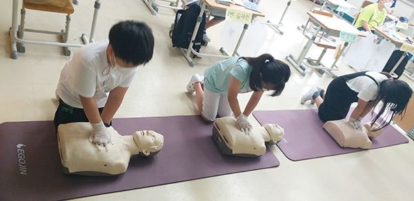 안양소방서에서 실시하는 비대면 온라인 학생 심폐소생술 교육을 안양관내 학교 중 처음으로 실시