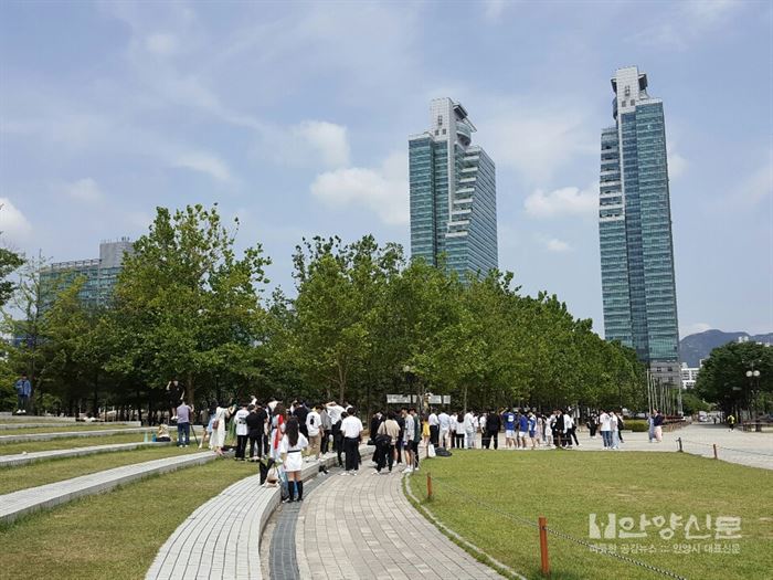 졸업사진으로 ‘추억남기기’ 여념이 없는 평촌고 학생들