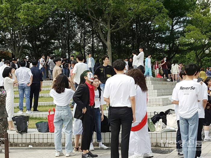 졸업사진으로 ‘추억남기기’ 여념이 없는 평촌고 학생들