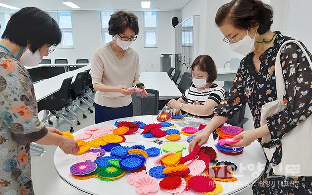 비산2동 지역사회보장협의체와 동V터전 친환경수세미와 밑반찬 취약계층에 전달