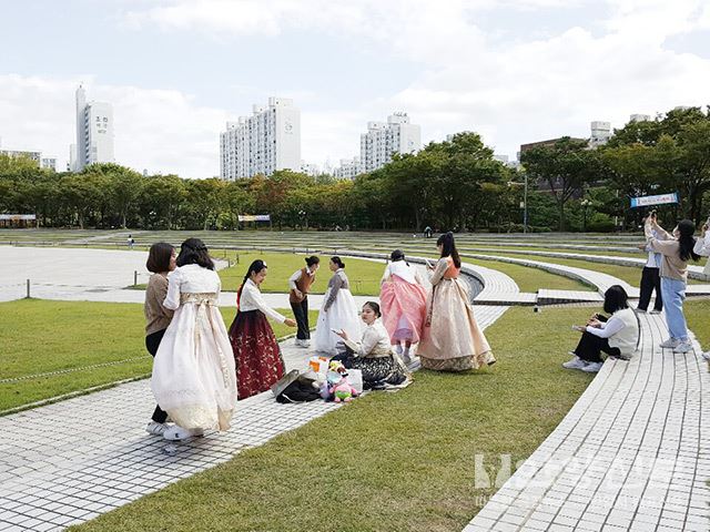 평촌공원 가을 하늘 밑에서 추억의 졸업사진 ‘찰칵’