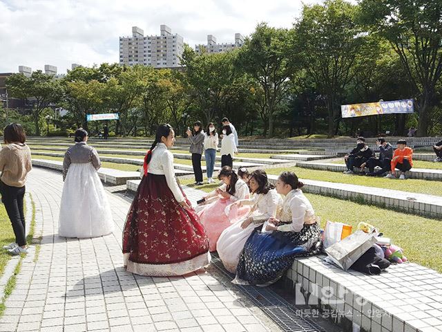 평촌공원 가을 하늘 밑에서 추억의 졸업사진 ‘찰칵’