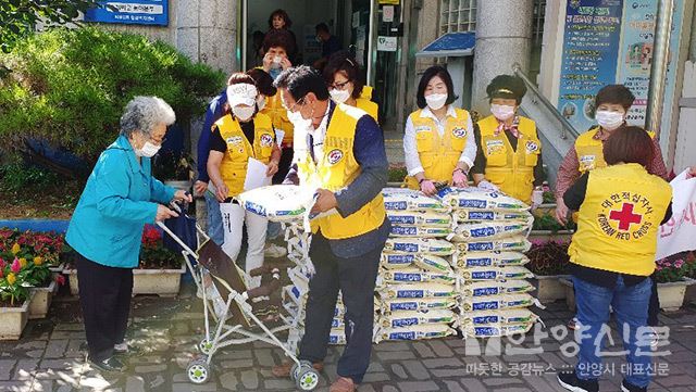 '사랑과 정성이 담긴 커다란 선물' 함께 나누는 박달2동 적십자봉사회