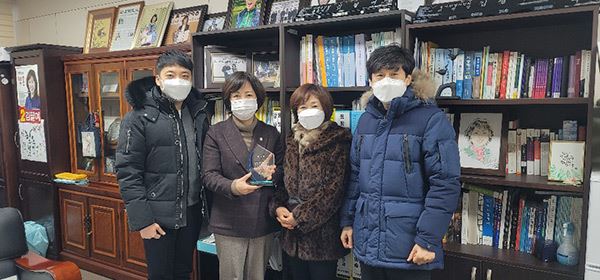 안양시의회 김필여 의원 ‘금정역 호계푸르지오 입주자대표 감사패’ 전달