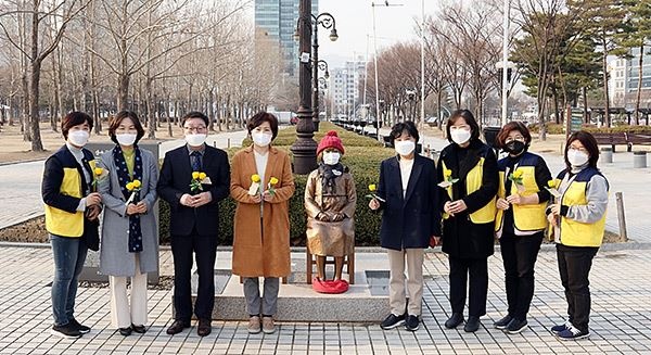 안양시의회, ‘안양 평화의 소녀상’ 앞에서 램지어 규탄 성명 발표