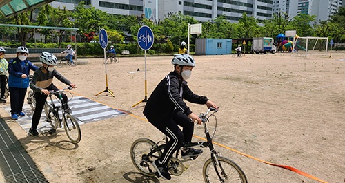 희성초등학교, “안전하게 타요”.. 자전거 안전 교육 실시