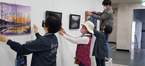 안양시 비산2동, 청사 내 복도에 미술 작품 전시