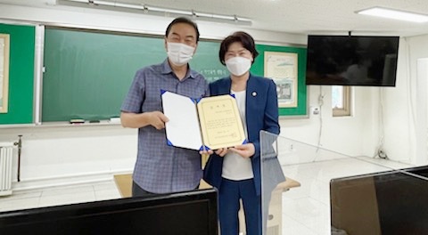 안양시의회 최병일 보사환경위원장, 대안여자중학교로부터 감사장 받아