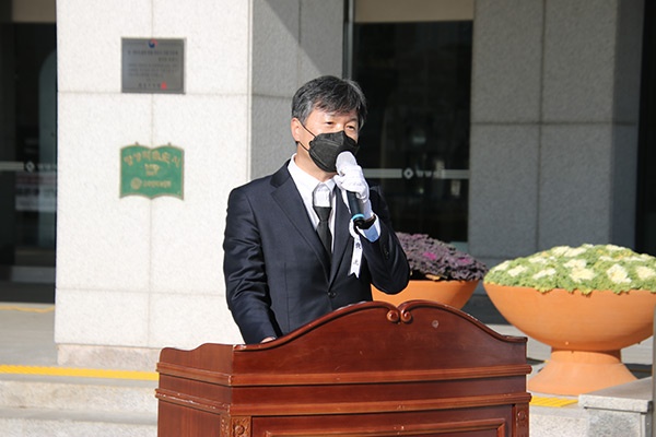 정규상 유가족 대표가 유가족인사를 하고 있다