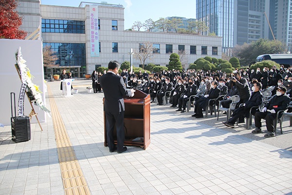 정규상 유가족 대표가 유가족인사를 하고 있다