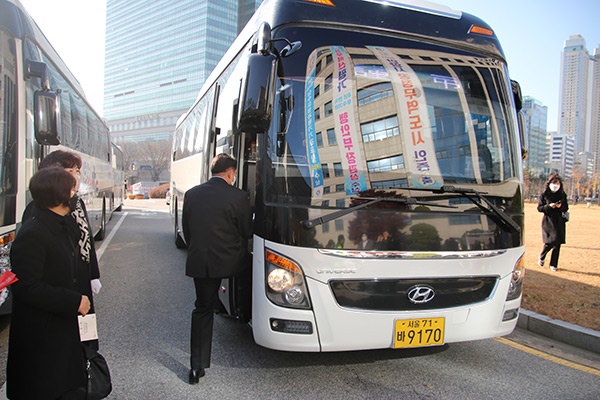 수원시 연화장으로 출발하기 전에 최대호 안양시장이 인사를 드리기 위해 버스에 탑승하고 있다