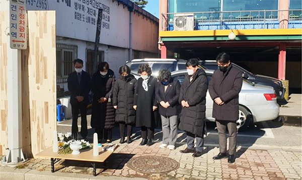 안양시의회 도시건설위원회, 전력관 매설공사 사망사고 현장방문 추모