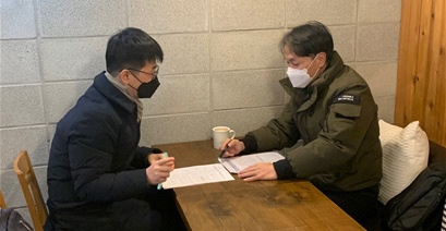 대화를 나누는 안양대학교 스마트시티공학과 김병선 교수와 한국전자통신연구원 유재준 박사