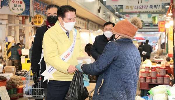 최대호 안양시장 설 앞두고 전통시장 투어. 사회복지시설, 공공기관 위문도.