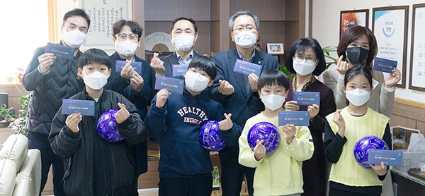 안양시 인재육성재단과 GS파워가 함께하는 축구사랑 안양꿈나무 장학생, 2022 FC안양 시즌권 전달