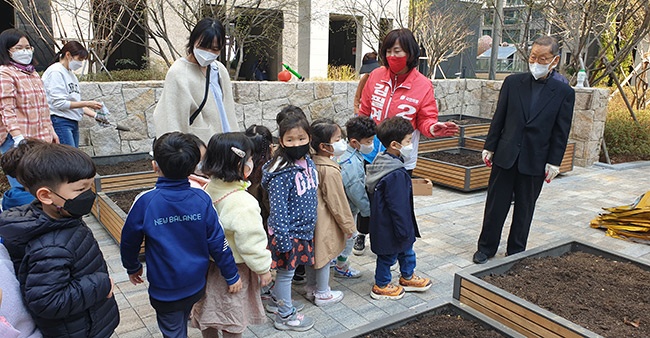 김필여 국민의힘 안양시장 예비후보 안양 명학역 출근시간 시민들에게 아침인사로 시작