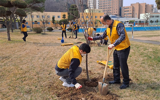 서울소년원 운동장 옆 화단에서 이영호 서울소년원장(오른쪽에서 첫 번째)과 신승준 신규임용자(왼쪽 첫 번째)가 ‘청렴 내 나무 심기’ 행사에 참여하고 있다.