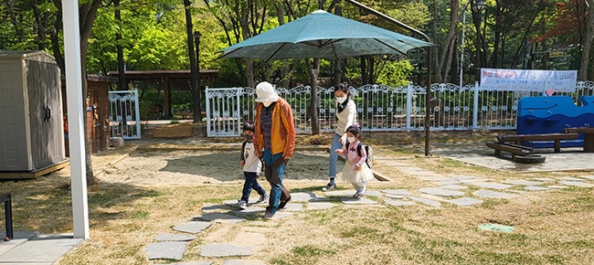 안양샘유치원, 안전한 등하굣길 위해 샘마을공원 연결 후문 개방 눈길