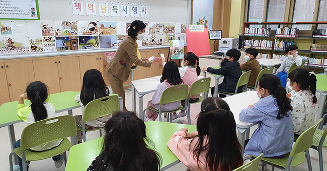 화창초등학교, 세계 책의 날 독서 행사 주간....전교생에게 독서명언 적은 책갈피 선물