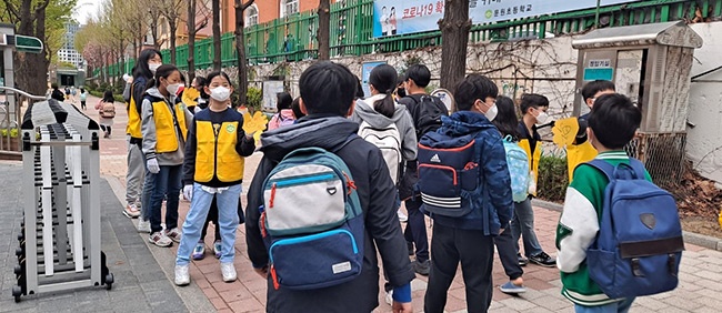 문원초등학교, 등굣길 친구 맞이 인사(하이파이브 합시데이) 운영