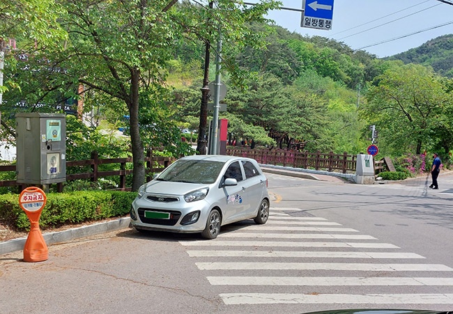 솔선모범을 보여야 할 공무수행 차량이 불법 주정차