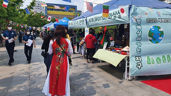 20일 평촌 홈플러스 앞에서 ‘함께 살아가는 지구’·‘함께 살아가는 세계’주제