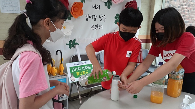 안양덕현초등학교, 환경의 날 등굣길 텀블러 이벤트 및 환경 캠페인 실시