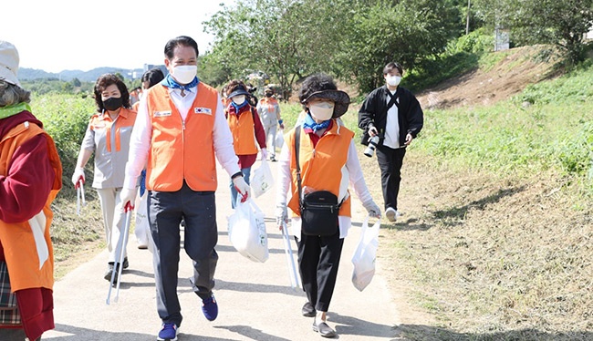 안양시자원봉사센터, 광명시와 함께 안양천 ‘플로깅’ 활동