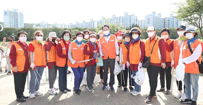 안양시자원봉사센터, 광명시와 함께 안양천 ‘플로깅’ 활동